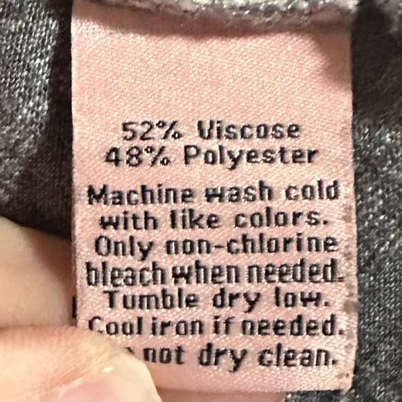 Juicy Couture Solid Gray Short Sleeve V-Neck Twist Hem T-Shirt Size XS - Picture 6 of 6